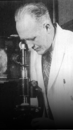 J.C. Mol met microscoop